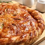 Torta rustica appena tirata fuori dal forno
