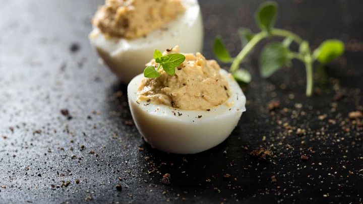 Uova sode ripiene di tonno e capperi