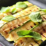 Zucchine grigliate su piastra di ghisa