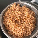 Farro cotto che scola nella pentola