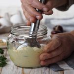 Frullare tonno, maionese, uova e capperi
