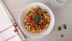 Piatto di gramigna con lenticchie e pomodorini