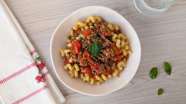 Piatto di gramigna con lenticchie e pomodorini