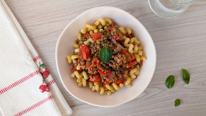 Piatto di gramigna con lenticchie e pomodorini