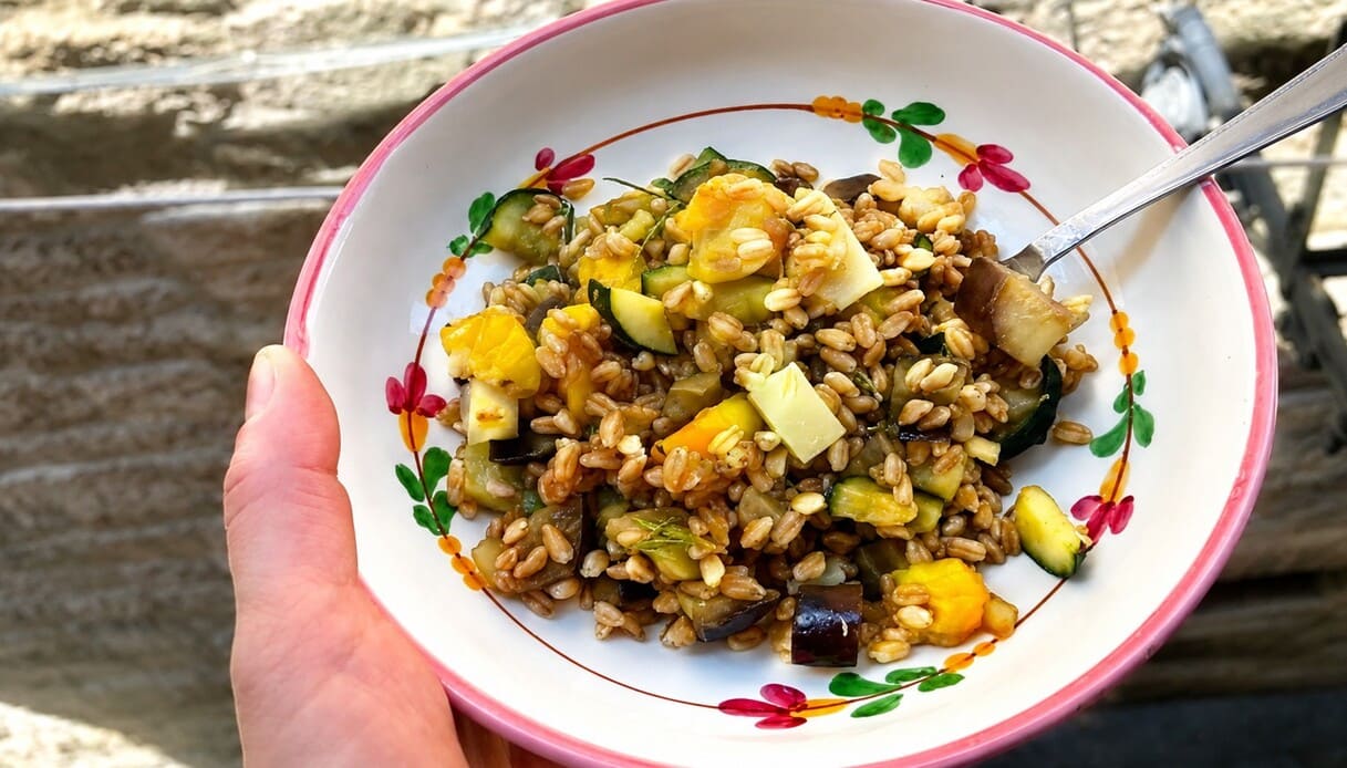 Insalata di farro estiva con provolone dolce e verdure saltate