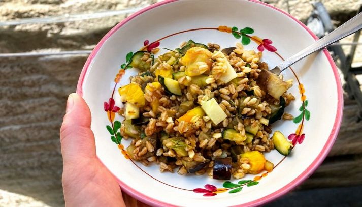 Piatto con insalata di farro con verdure e provolone