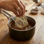 fogli di gelatina nel caffè per fare panna cotta