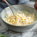 Lavorazione del pecorino per gli spaghetti cacio e pepe