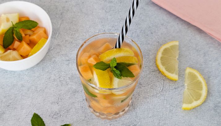 Bicchiere con sunset sangria