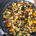 Padella con verdure saltate ancora calde