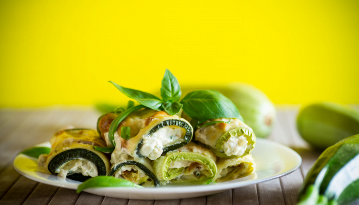 Involtini di zucchine ripieni di ricotta e pomodori secchi