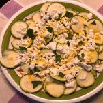 Piatto con carpaccio di zucchine e formaggio caprino con emulsione olio