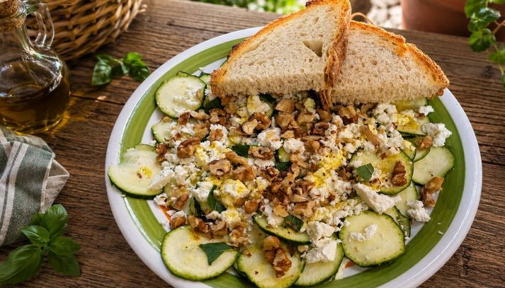 Carpaccio di zucchine con formaggio di capra e menta
