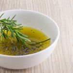 Ciotola con olio, limone, rosmarino e timo