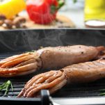 Grigliare i calamari su una pentola ben calda