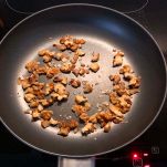 Noci spezzettate in padella