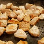 Petto di pollo a cubetti in padella