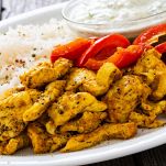 Pollo al curry con peperoni grigliati insieme al riso bianco