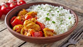 Riso basmati con pollo al curry e peperoni grigliati spolverato con prezzemolo