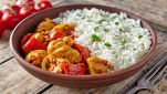 Riso basmati con pollo al curry e peperoni grigliati spolverato con prezzemolo