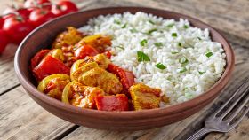 Riso basmati con pollo al curry e peperoni grigliati spolverato con prezzemolo