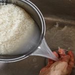 Sciacquare riso crudo prima di cuocerlo