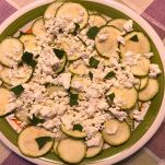 Zucchine crude a rondelle, caprino sbriciolato e menta