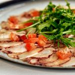 Vassoio con carpaccio di polpo e verdure