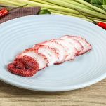 Piatto con fettine di polpo cotto