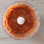 Bicchiere del frullatore con verdure frullate