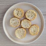 Piatto con crostini di pane all'aglio