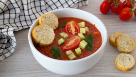 Pomodori e verdure in un piatto fresco... che è quasi da bere