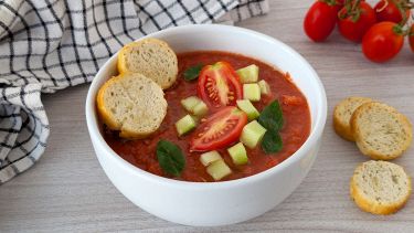 Pomodori e verdure in un piatto fresco... che è quasi da bere