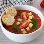 gazpacho andaluso con crostini di pane all’aglio