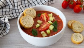 Gazpacho Andaluso con crostini di pane all'aglio