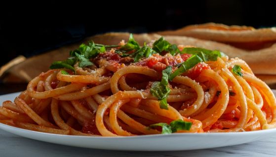 Invitante piatto di pasta al pomodoro