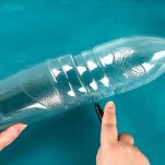 Mani tagliano bottiglia di plastica