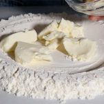 Aggiungete il burro morbido e lo zucchero