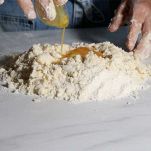 Aggiungete l’uovo e impastate rapidamente