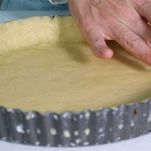 Foderate uno stampo da crostata con la frolla