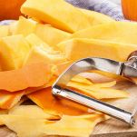 utilizzate un pelapatate per rimuovere la buccia