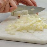 Rimuovete la buccia esterna della cipolla e tagliatela a metà