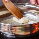 sciogliete il burro a fuoco basso, aggiungete il pangrattato