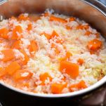 Dopo che la zucca si è rosolata, è il momento di aggiungere il riso.