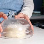Coprite l’impasto con un panno pulito e lasciatelo lievitare