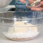 lavorate il burro morbido con le farine e lo zucchero a velo