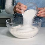 mischiare farine e zucchero