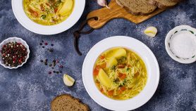 Pasta e patate seguendo pochi e semplici passaggi: un primo piatto ricco, avvolgente e che sa di tradizione di famiglia.