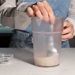 Sciogliete 6 g di lievito di birra fresco in 120 g di acqua tiepida