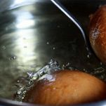 scolateli su carta assorbente per eliminare l’olio in eccesso